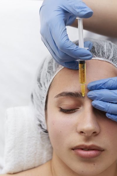 vista superior mujer recibiendo tratamiento prp facial